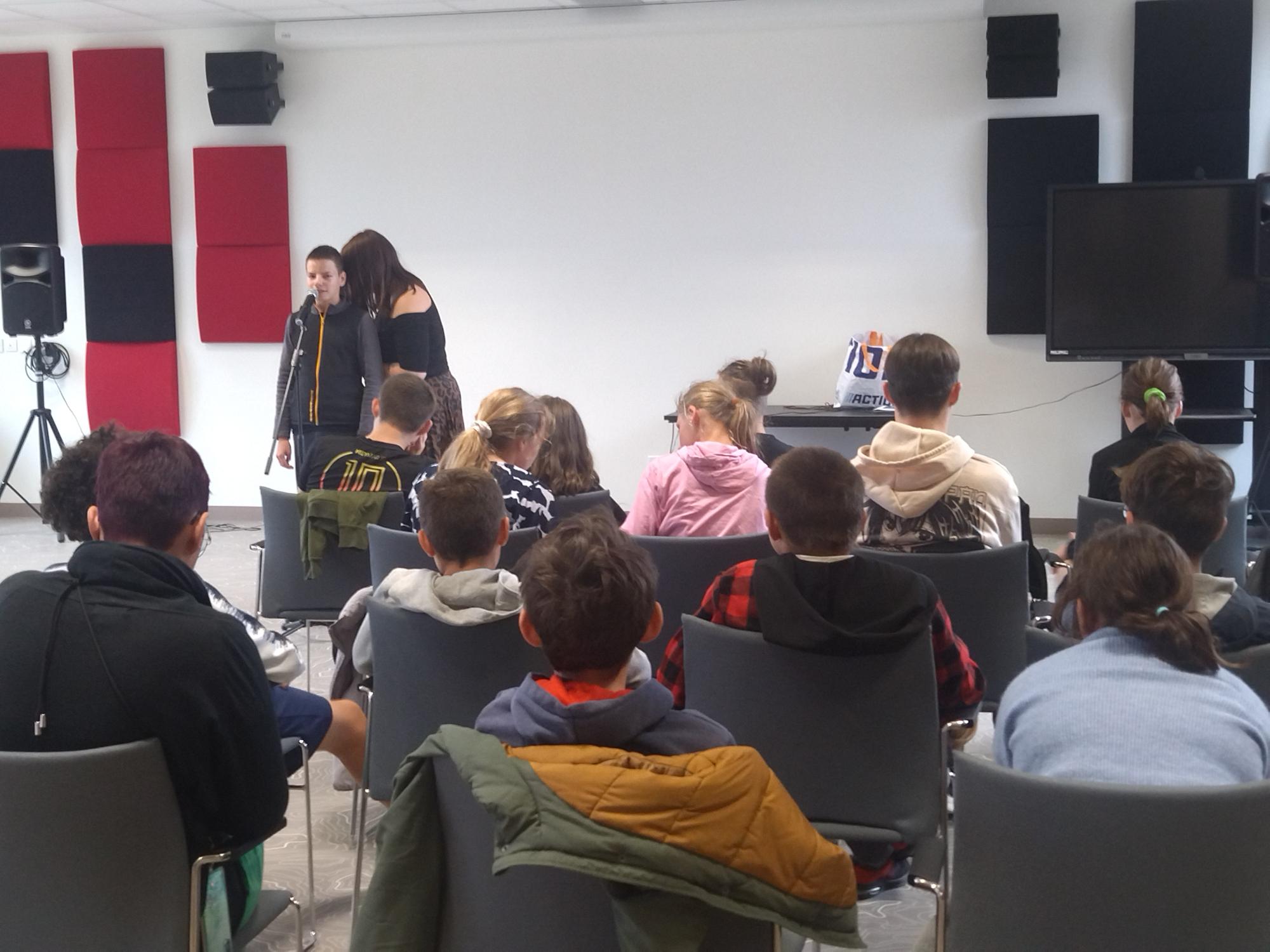 public, enfant devant un micro